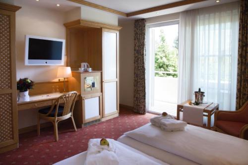 Кровать или кровати в номере Thermenhotel Quellenhof