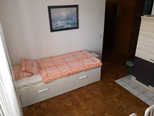 a small bed in a corner of a room at Apartments "Laci" in Krk