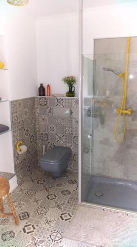 Bilik mandi di Into The Green Apartment