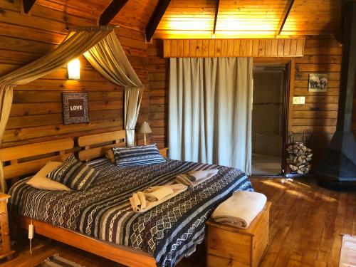 グラスコップにあるZur Alten Mineの丸太小屋のベッドのある寝室