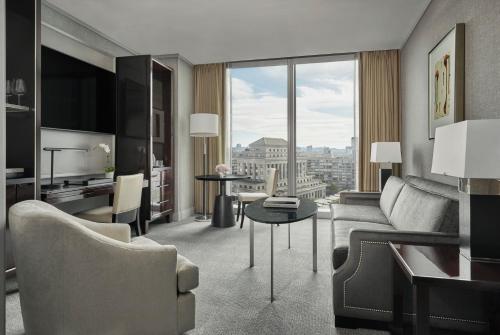 Four Seasons Hotel One Dalton Street, Boston Image
