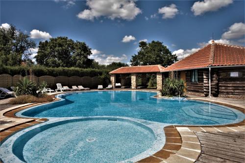 una piscina en un patio con una casa en Domaine de Vareilles, en Vareilles