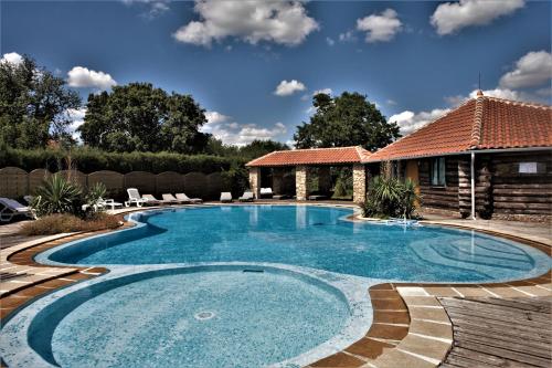 瓦里勒斯的住宿－多瑪呢德法雷勒斯酒店，一座带房子的庭院内的游泳池