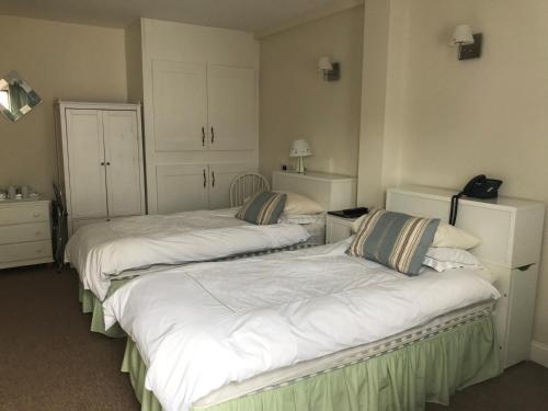 A bed or beds in a room at Melrose House 