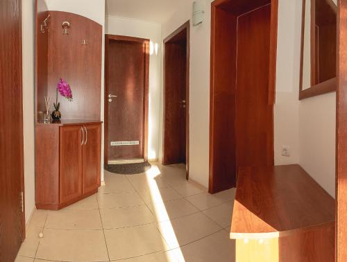 Zimmer mit einem Flur mit Holzschränken und einem Zimmer mit in der Unterkunft Nessebar's NEW Town / TOP Centre / 2-BDR Apartment in Nessebar