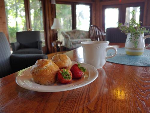 Un plato con muffins y fresas sobre una mesa. en McKinley Edwards Inn, en Bryson City