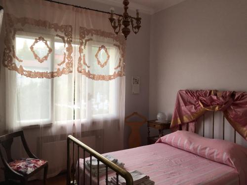 アラッシオにあるZahir b&bのベッドルーム1室(ベッド1台、窓、ベビーベッド付)