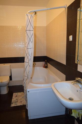 Phòng tắm tại Strelnieku Apartment
