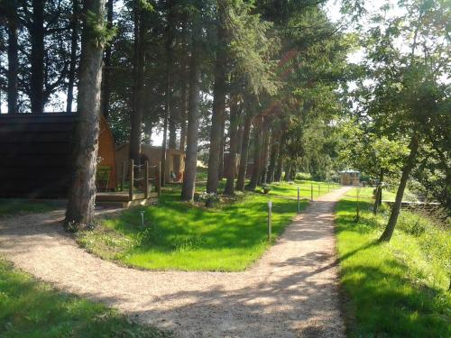Photo de la galerie de l'établissement Les Cabanes de la Petite Sapinière, à Voussac