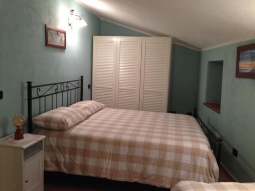 Scapoli的住宿－Il Borgo 30，一间卧室配有两张床、梳妆台和一张西德西德西德西德床。