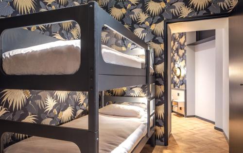 Двухъярусная кровать или двухъярусные кровати в номере Hôtel Lanjuinais