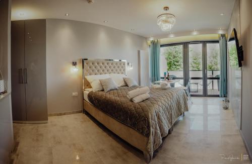 卡爾帕奇的住宿－Apartament Silence Triventi Cristal，一间卧室设有一张大床和一个大窗户