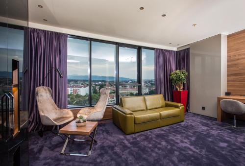 Ein Sitzbereich in der Unterkunft Ambasador Hotel
