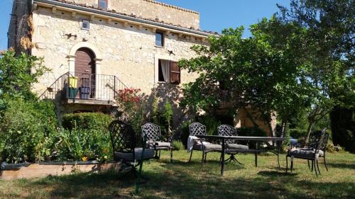 un gruppo di sedie seduti di fronte a un edificio di Casale Della Maiella a Guardiagrele