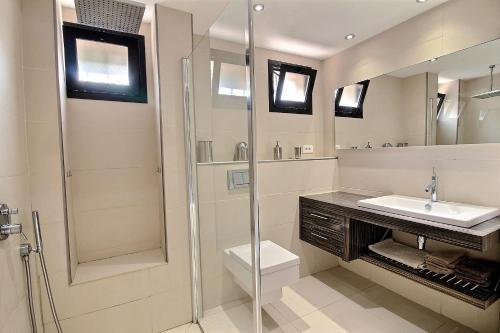 une salle de bain avec une douche, des toilettes et un lavabo dans l'établissement Leï Tapenié par Dodo-a-Cassis, à Cassis