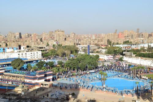 una vista aérea de una ciudad con una gran piscina en Holidays Express Hotel, en El Cairo