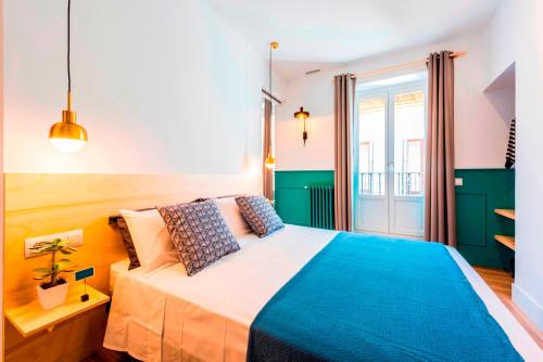 A bed or beds in a room at Be Mate Gran Vía Suites