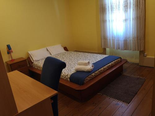 a small bedroom with a bed with towels on it at Guesthouse Monsanto in Porto