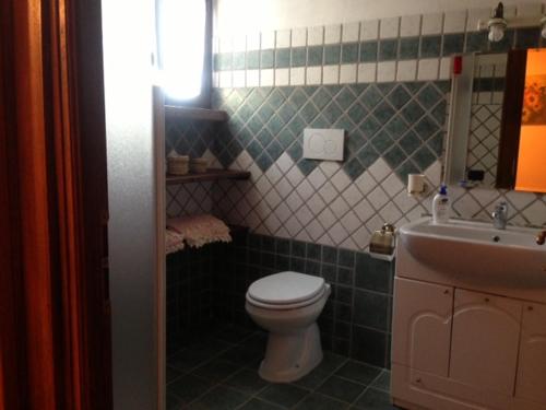 uma casa de banho com um WC e um lavatório em Il borgo 28 em Scapoli