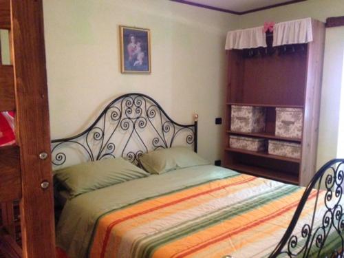 um quarto com uma cama com uma cabeceira ornamentada em Il borgo 28 em Scapoli