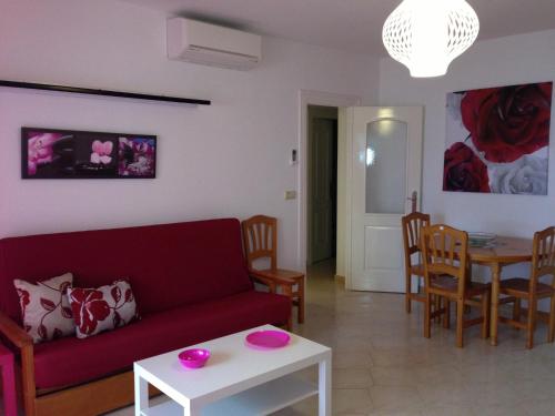 sala de estar con sofá y mesa en Apartamentos Neptuno GL V.v., en La Manga del Mar Menor