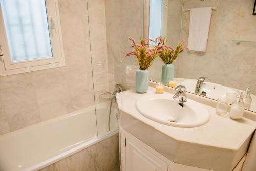La salle de bains est pourvue d'un lavabo, d'un miroir et d'une baignoire. dans l'établissement Cordoba COol Vailima, à Cordoue
