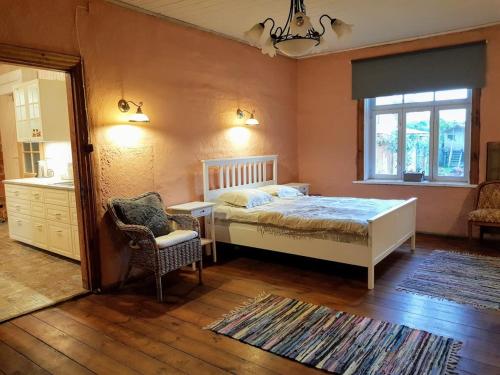 A bed or beds in a room at Posti 22 külaliskorter