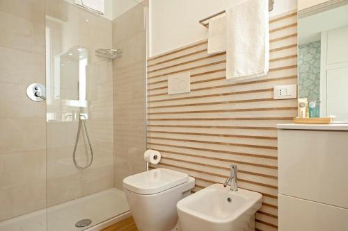 ein Bad mit einem WC, einem Waschbecken und einer Dusche in der Unterkunft My Home-Gorgona in Livorno