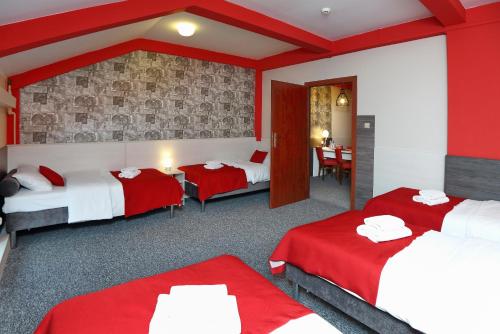 Una cama o camas en una habitación de Hotel Przystanek Torun