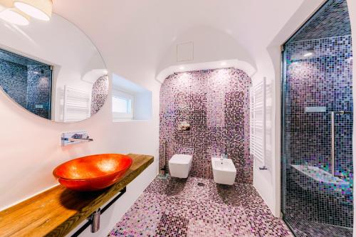een badkamer met een rode wastafel en een douche bij Maera B&B Ravello in Ravello