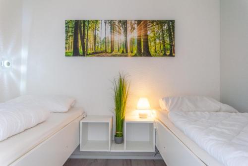 Un pat sau paturi într-o cameră la Modern & schöner Ausblick