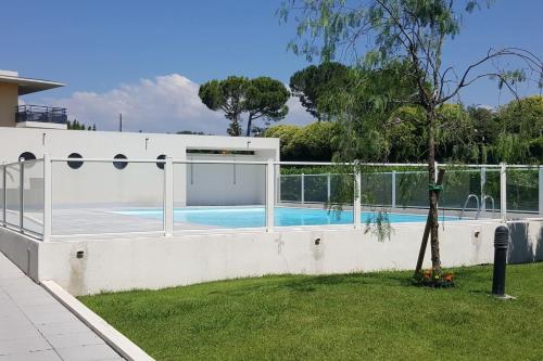 une piscine entourée d'une clôture dans l'établissement F1 de 36m2 avec terrasse et parking privatif., à La Roquette-sur-Siagne
