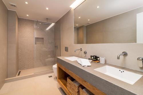 ein Badezimmer mit zwei Waschbecken und einer Dusche in der Unterkunft Lindian Ethos in Lindos