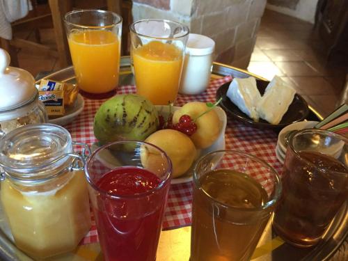 una mesa cubierta con diferentes tipos de bebidas en una mesa en Le Mas de la Roche, en Montbrison-sur-Lez