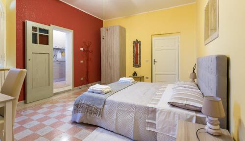 een slaapkamer met een groot bed en rode en gele muren bij Il Profumo del Lauro in Perugia
