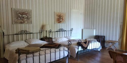 - une chambre avec 2 lits dans l'établissement Chambres d'Hôtes-Château Constant, à Bessines-sur-Gartempe