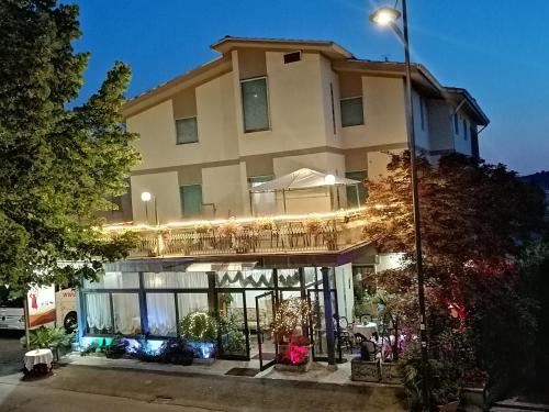 Hotel Ristorante La Casareccia في فيوجي: مبنى كبير عليه شرفة