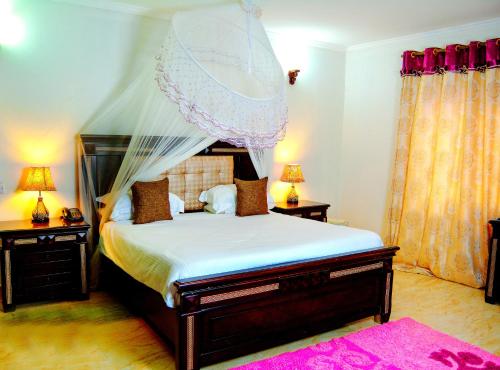 Tulia Boutique Hotel & Spa tesisinde bir odada yatak veya yataklar