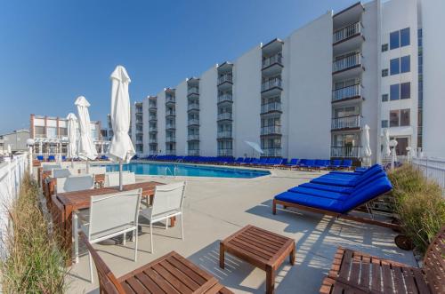 ワイルドウッド・クレストにあるICONA Diamond Beachのリゾート(プール、椅子付)