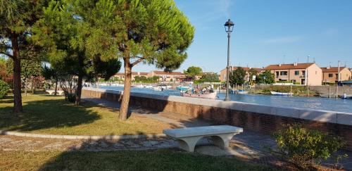a bench sitting next to a body of water at Casa Lola in Cavallino-Treporti