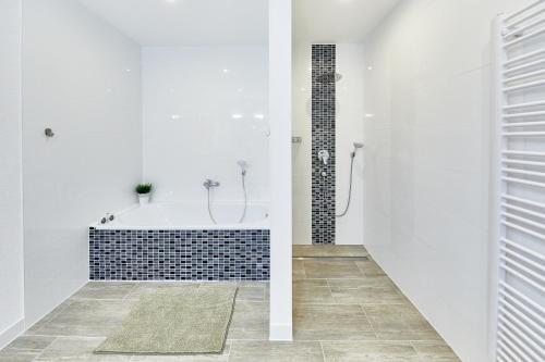 a bathroom with a shower and a bath tub at Perfekt für Familien und Gruppen nur 10min vom Europapark - W6 in Ettenheim