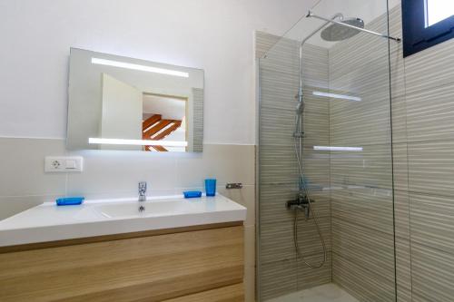 ガルダーにあるsunset dreamのバスルーム(洗面台、ガラス張りのシャワー付)