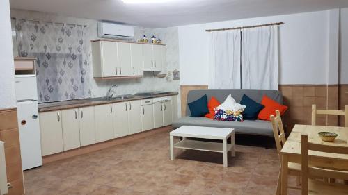 cocina con sofá y mesa en una habitación en Apartamento turístico Dayma 2 en Jarandilla de la Vera