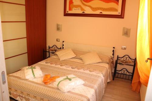 duas camas num pequeno quarto com toalhas em Sardinia Holidays - Domus Patrizia em Quartu SantʼElena