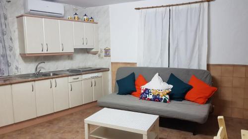 sala de estar con sofá y almohadas coloridas en Apartamento turístico Dayma 2 en Jarandilla de la Vera