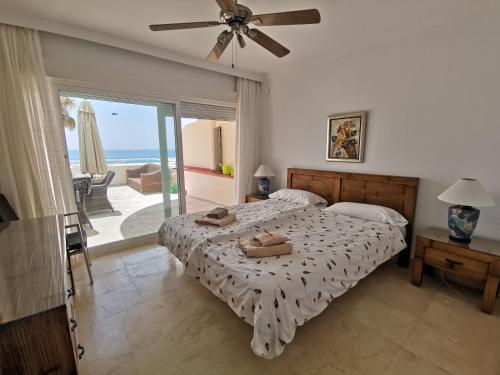 1 dormitorio con cama y vistas al océano en Sinfonia Del Mar Apartment, en Estepona