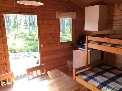 Poschodová posteľ alebo postele v izbe v ubytovaní Norrfällsvikens Camping, Stugby & Marina