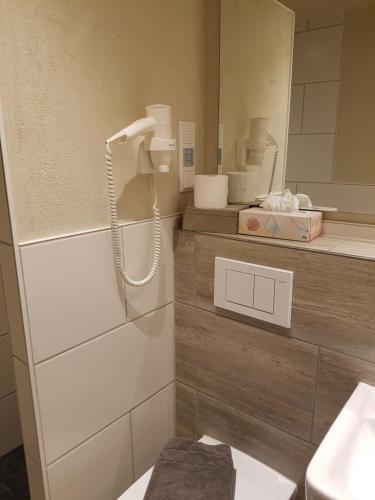 a bathroom with a phone next to a toilet at Ferienwohnung Oliver in Fritzlar