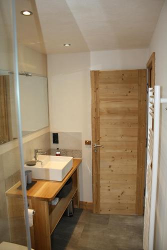 A bathroom at Chalet du Bersend