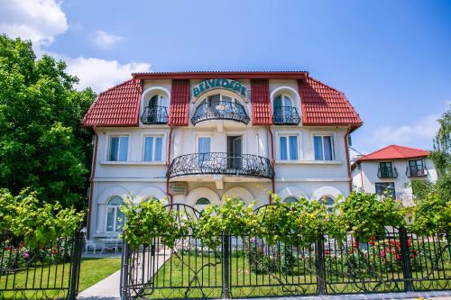 een groot gebouw met een rood dak bij Vila Belvedere in Galaţi